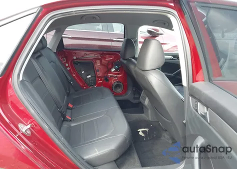 2015 Volkswagen Passat 1.8T Wolfsburg Edition z USA, uszkodzony, nr VIN 1VWAT7A36FC047132